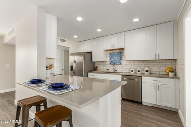 Kitchen with breakfast bar