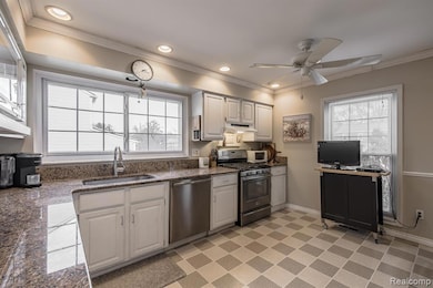 1145 E Fairview Ln, Rochester Hills, MI 48306 - photo 5