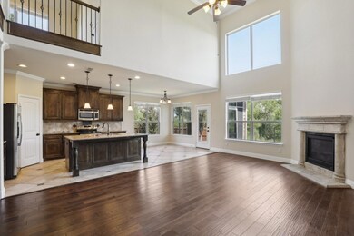 Kitchen and Living room with Breakfast Nook