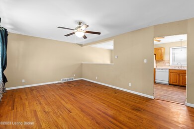 9402 Doewood Ln, Louisville, KY 40291 - photo 4