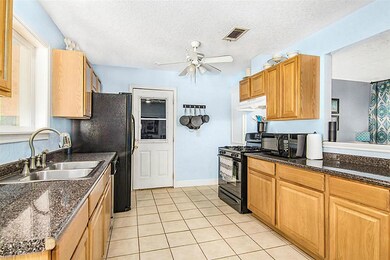 1511 Meadow Ln, Alvin, TX 77511 - photo 6