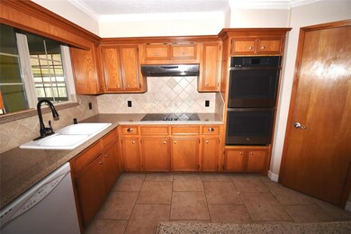 
Spacious and utilitarian kitchen with double sin