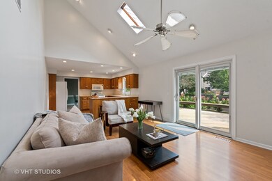 2516 Leach Dr, Naperville, IL 60564 - photo 3