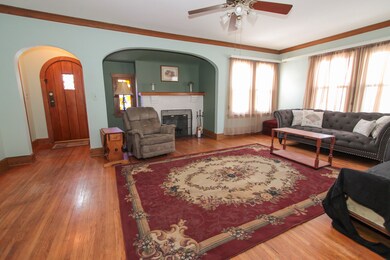 725 N Grove Ave, Elgin, IL 60120 - photo 2