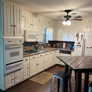 1302 Lynwood St, Gainesville, TX 76240 - photo 6