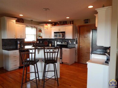 3325 SW 46th St, Topeka, KS 66610 - photo 3