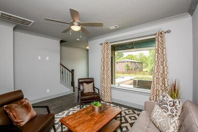 VERY NICE GREATROOM OPEN TO THE KITCHEN