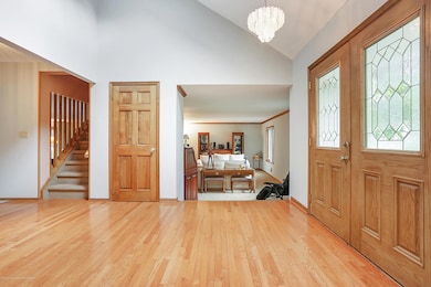LARGE FOYER