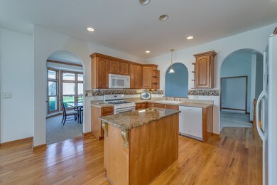 631 Carnation Dr, Oswego, IL 60543 - photo 3