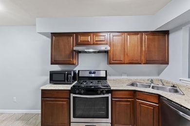 Kitchen with appliances with stainless steel fini