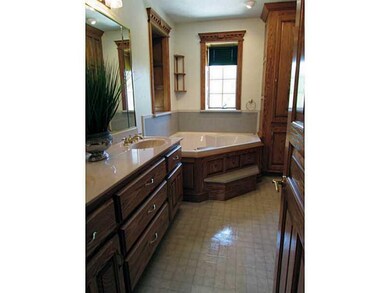 Master Bath/Spa. Double sinks, Jacuzzi tub, separa