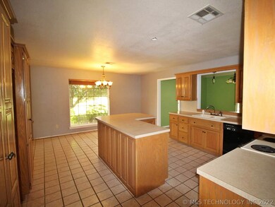 704 Stephanie St, Muldrow, OK 74948 - photo 5