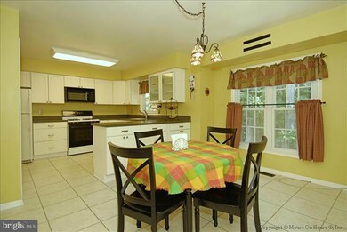 6813 Wild Rose Ct, Springfield, VA 22152 - photo 7