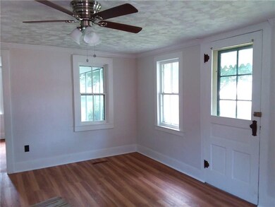 BEAUTIFUL NEW LAMINATE FLOORING ON 1ST FLOOR.
