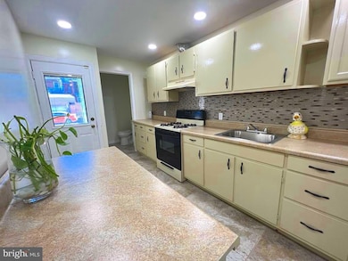 1527 N 10th St, Reading, PA 19604 - photo 6