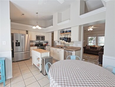 Lovely eat in kitchen