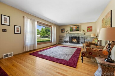 528 Kingsway Dr W, Aurora, IL 60506 - photo 2