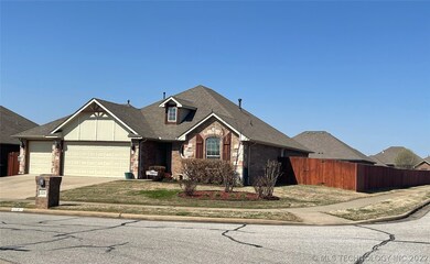 3324 E Emmitsburg Place, Broken Arrow, OK 74014 - photo 2