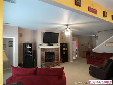 OPEN AND BRIGHT!  GREAT FOR ENTERTAINING!