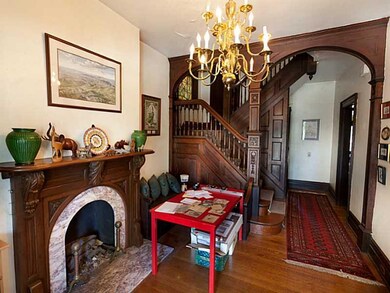Entry/Foyer.