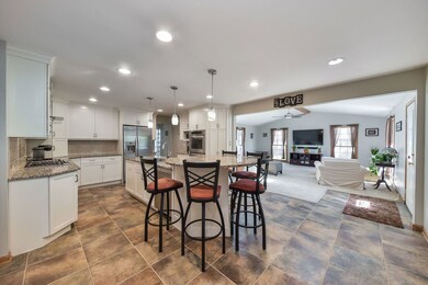 1608 Clyde Dr, Naperville, IL 60565 - photo 3