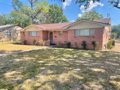 1102 Elmwood St, Gainesville, TX 76240 - photo 2