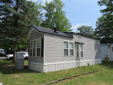 2757 Owens Dr unit 216, Houghton Lake, MI 48629 - photo 3