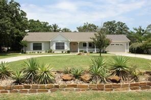 103 Seminole Dr, Gainesville, TX 76240 - photo 2