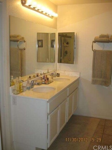 Master bath vanity w dual sinks