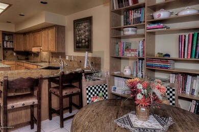 Breakfast Room & Kitchen Bar2