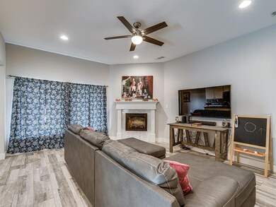 704 Oakmont Dr, Ennis, TX 75119 - photo 5