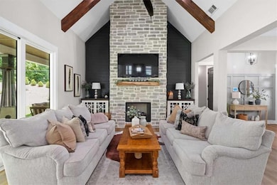 Bright and spacious living area with fireplace – perfect for hosting or relaxing.