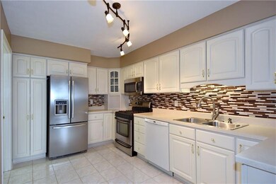 Beautiful and well-equipped, the kitchen comes com
