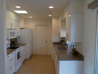 Kitchen w/ Quartz counters+new cabinets