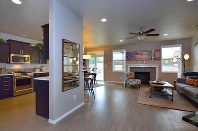 927 N Smith Ct, Sisters, OR 97759 - photo 2