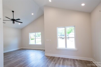 527 Sylvia St, Statesville, NC 28677 - photo 3