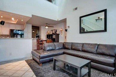2-story/vaulted ceilings, spacious living room, li