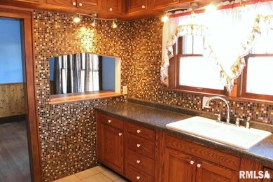 921 N Pine St, Davenport, IA 52804 - photo 4