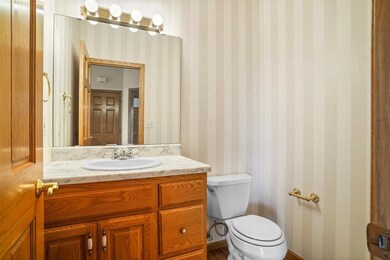 702 Eagle Ridge Rd, Cedar Falls, IA 50613 - photo 4