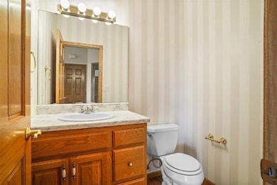 702 Eagle Ridge Rd, Cedar Falls, IA 50613 - photo 5