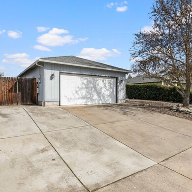 1380 Vista Dr, Central Point, OR 97502 - photo 3