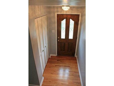 Entry/Foyer.