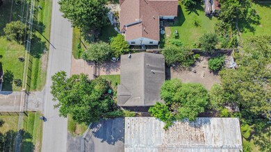 425 Caplin St, Houston, TX 77022 - photo 2