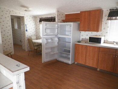 Kitchen/Eating area