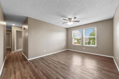 319 SE 3rd St unit 203, Grand Prairie, TX 75051 - photo 4