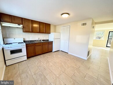 501 Carlsbad Ct, Halethorpe, MD 21227 - photo 3