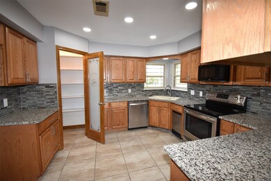 206 Nueces St, Bay City, TX 77414 - photo 4