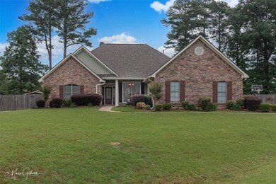 View of front facade featuring a front yard