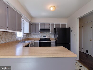 709 Roberts Dr, Pottstown, PA 19464 - photo 6