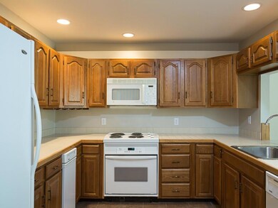 8 Foxglove Ct, Yarmouth, ME 04096 - photo 3